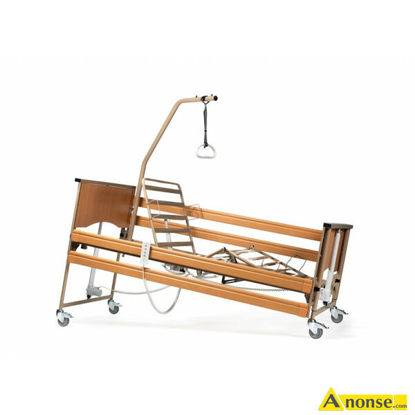 łóżko ortopedyczne opis dodatkowy: Łóżko rehabilitacyjne Vermeiren Club łączy bezpieczeństwo z funkcjonalnością, sprawdzając się w opiece domowej i medycznej. Wyposażone w barierki opuszczane poniżej ramy leża ułatwia pacjentowi siadanie i wstawanie, a elektryczna regulacja wysokości i segmentów pozwala dopasować ustawienia do indywidualnych potrzeb. Wersja Luna Club D z panelami skrzynkowymi nadaje elegancki wygląd i dodatkowo osłania siłowniki. Solidna konstrukcja i ergonomiczne rozwiązania podnoszą komfort codziennego życia osób leżących. stan przedmiotu transakcji: stan idealny, na gwarancji łóżko ortopedyczne opis dodatkowy: Łóżko rehabilitacyjne Vermeiren Club łączy bezpieczeństwo z funkcjonalnością, sprawdzając się w opiece domowej i medycznej. Wyposażone w barierki opuszczane poniżej ramy leża ułatwia pacjentowi siadanie i wstawanie, a elektryczna regulacja wysokości i segmentów pozwala dopasować ustawienia do indywidualnych potrzeb. Wersja Luna Club D z panelami skrzynkowymi nadaje elegancki wygląd i dodatkowo osłania siłowniki. Solidna konstrukcja i ergonomiczne rozwiązania podnoszą komfort codziennego życia osób leżących. stan przedmiotu transakcji: stan idealny, na gwarancji