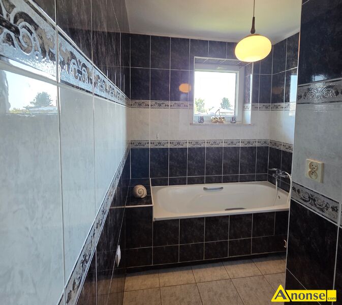 LUBLIN / SŁAWIN, stancja 12m<sup>2</sup>, dla kobiety, bardzo dobre warunki, blisko do centrum, dostęp do łazienki, blisko przystanek, dostęp do kuchni, internet, dobry dojazd do wszystkich uczelni opis dodatkowy: Wynajmę duży 16m<sup>2</sup>, jednoosobowy pokój w domu jednorodzinnym.
Pokój jest wyposażony w wygodne łóżko, szafkę nocną, pojemną 2-drzwiową szafę, regał na książki, biurko, krzesło, fotel oraz stolik kawowy.
Do dyspozycji mieszkańców jest część jadalna ze stołem i w pełni wyposażona kuchnia - generalnie wszystko co do życia potrzebne.
ŁAZIENKA i osobno WC
Dom znajduje się przy samym przystanku. Doskonały dojazd do szkół średnich, uczelni, możliwość parkowania przed domem.
Pokój sprawdzi się idealnie dla spokojnej i dbającej o czystość młodej kobiety uczącej się i/lub pracującej. Oferta jest skierowana dla osób niepalących i imprezujących poza domem a także nieposiadających zwierząt.
JAKA CENA
Cena pokoju to 650zł/mc + 200 zł rachunki (internet, prąd, woda, gaz, opłata za śmieci). Razem 850 zł/mc bez dodatkowych opłat.Jednorazowa zwrotna kaucja w wysokości 850 zł.
Polecamy i zapraszamy do kontaktu (tel.504141812) w celu umówienie się na spotkanie. LUBLIN / SŁAWIN, stancja 12m<sup>2</sup>, dla kobiety, bardzo dobre warunki, blisko do centrum, dostęp do łazienki, blisko przystanek, dostęp do kuchni, internet, dobry dojazd do wszystkich uczelni opis dodatkowy: Wynajmę duży 16m<sup>2</sup>, jednoosobowy pokój w domu jednorodzinnym.
Pokój jest wyposażony w wygodne łóżko, szafkę nocną, pojemną 2-drzwiową szafę, regał na książki, biurko, krzesło, fotel oraz stolik kawowy.
Do dyspozycji mieszkańców jest część jadalna ze stołem i w pełni wyposażona kuchnia - generalnie wszystko co do życia potrzebne.
ŁAZIENKA i osobno WC
Dom znajduje się przy samym przystanku. Doskonały dojazd do szkół średnich, uczelni, możliwość parkowania przed domem.
Pokój sprawdzi się idealnie dla spokojnej i dbającej o czystość młodej kobiety uczącej się i/lub pracującej. Oferta jest skierowana dla osób niepalących i imprezujących poza domem a także nieposiadających zwierząt.
JAKA CENA
Cena pokoju to 650zł/mc + 200 zł rachunki (internet, prąd, woda, gaz, opłata za śmieci). Razem 850 zł/mc bez dodatkowych opłat.Jednorazowa zwrotna kaucja w wysokości 850 zł.
Polecamy i zapraszamy do kontaktu (tel.504141812) w celu umówienie się na spotkanie.