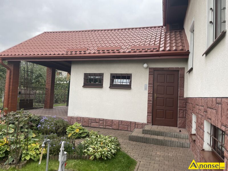 ŚW . PIĄTKA, dom 220m<sup>2</sup>, 3 kondygnacje, na działce 1774m<sup>2</sup>, do zamieszkania od zaraz, do zamieszkania, pokoje 6, działka zagospodarowana, podpiwniczony, garaż w bryle budynku, kostka brukowa, całość ogrodzona, drzewa owocowe, garaż obok domu, ogród, garaż, instalacja alarmowa, ocieplony media: woda z wodociągu, wszystkie media, kanalizacja, gaz, c.o., studnia, prąd, ogrzewanie gazowe opis dodatkowy: Do sprzedania dom trzykondygnacyjny na działce o powierzchni ok. 0,18 h.
Dogodne położenie - blisko do Starego i Nowego Miasta.
Dom z 1999 r., ściany z ceramiki, grubość 50 cm.
Parter 85 m<sup>2</sup>, 3 pokoje, w tym 1 z kominkiem, kuchnia, łazienka.
Piętro z możliwością oddzielnego wejścia i systemem ogrzewania z kotłem gazowym 85 m<sup>2</sup>, 3 pokoje, kuchnia, łazienka.
Całość podpiwniczona, kuchnia, łazienka, kocioł gazowy CO, zbiornik ciepłej wody z solarów, pompa z hydroforem.
Na terenie działki garaż, wiata garażowa, altana, komórka drewniana, studnia głębinowa.
Działka zagospodarowana, ozdobno-użytkowa. ŚW . PIĄTKA, dom 220m<sup>2</sup>, 3 kondygnacje, na działce 1774m<sup>2</sup>, do zamieszkania od zaraz, do zamieszkania, pokoje 6, działka zagospodarowana, podpiwniczony, garaż w bryle budynku, kostka brukowa, całość ogrodzona, drzewa owocowe, garaż obok domu, ogród, garaż, instalacja alarmowa, ocieplony media: woda z wodociągu, wszystkie media, kanalizacja, gaz, c.o., studnia, prąd, ogrzewanie gazowe opis dodatkowy: Do sprzedania dom trzykondygnacyjny na działce o powierzchni ok. 0,18 h.
Dogodne położenie - blisko do Starego i Nowego Miasta.
Dom z 1999 r., ściany z ceramiki, grubość 50 cm.
Parter 85 m<sup>2</sup>, 3 pokoje, w tym 1 z kominkiem, kuchnia, łazienka.
Piętro z możliwością oddzielnego wejścia i systemem ogrzewania z kotłem gazowym 85 m<sup>2</sup>, 3 pokoje, kuchnia, łazienka.
Całość podpiwniczona, kuchnia, łazienka, kocioł gazowy CO, zbiornik ciepłej wody z solarów, pompa z hydroforem.
Na terenie działki garaż, wiata garażowa, altana, komórka drewniana, studnia głębinowa.
Działka zagospodarowana, ozdobno-użytkowa.