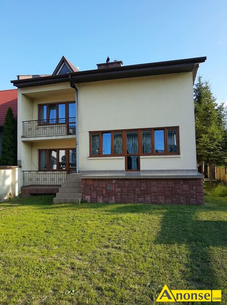 ŻAKOWICE , dom 200m<sup>2</sup>, 1-piętrowy, na działce 502m<sup>2</sup>, do zamieszkania od zaraz, pokoje 6, garaż obok domu, działka zagospodarowana, podpiwniczony, taras, całość ogrodzona, umeblowany, garaż media: kanalizacja, gaz, woda z wodociągu, prąd, c.o., ogrzewanie gazowe opis dodatkowy: Oferuję do sprzedaży dom przestronny 200 m<sup>2</sup>,, usytuowany w spokojnej okolicy na działce 502 m<sup>2</sup>,.
Okna plastikowe trzyszybowe.
Schody wewnętrzne betonowe zabudowane drewnem dębowym.
Panele podłogowe classen klasa ścieralności AC 5.
Dwa piece centralnego ogrzewania.
Piec gazowy na gaz ziemny Vaillant dwu funkcyjny.
Piec węglowy Krzaczek klasa piąta.
Ściany zbudowane od zewnątrz cegła czerwona palona, styropian w środek, od wewnątrz suporeks cały, ściany otynkowane od zewnątrz i wewnątrz. Dom podpiwniczony kryty blachą, możliwość prowadzenia działalności gospodarczej. Cała posesja ogrodzona, dojazd do posesji ulicą asfaltową oświetloną. Blisko do przystanku komunikacji miejskiej i supermarketu E.LECLERC Radom. Możliwość kupna domu z meblami.
Własność, księga wieczysta.
Radom, ul.Gościnna 3, 26-616 Radom.
Telefon 606214018.
ŻAKOWICE , dom 200m<sup>2</sup>, 1-piętrowy, na działce 502m<sup>2</sup>, do zamieszkania od zaraz, pokoje 6, garaż obok domu, działka zagospodarowana, podpiwniczony, taras, całość ogrodzona, umeblowany, garaż media: kanalizacja, gaz, woda z wodociągu, prąd, c.o., ogrzewanie gazowe opis dodatkowy: Oferuję do sprzedaży dom przestronny 200 m<sup>2</sup>,, usytuowany w spokojnej okolicy na działce 502 m<sup>2</sup>,.
Okna plastikowe trzyszybowe.
Schody wewnętrzne betonowe zabudowane drewnem dębowym.
Panele podłogowe classen klasa ścieralności AC 5.
Dwa piece centralnego ogrzewania.
Piec gazowy na gaz ziemny Vaillant dwu funkcyjny.
Piec węglowy Krzaczek klasa piąta.
Ściany zbudowane od zewnątrz cegła czerwona palona, styropian w środek, od wewnątrz suporeks cały, ściany otynkowane od zewnątrz i wewnątrz. Dom podpiwniczony kryty blachą, możliwość prowadzenia działalności gospodarczej. Cała posesja ogrodzona, dojazd do posesji ulicą asfaltową oświetloną. Blisko do przystanku komunikacji miejskiej i supermarketu E.LECLERC Radom. Możliwość kupna domu z meblami.
Własność, księga wieczysta.
Radom, ul.Gościnna 3, 26-616 Radom.
Telefon 606214018.