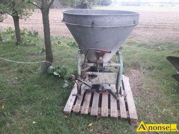 Anonse - ROZSIEWACZ, Rozsiewacz Lejek metalowy w ładnym stanie jak na swoje lata. Zapraszam do zakupu., stan bardzo dobry, c.580zł. KLWATKA 797-530 Anonse ROZSIEWACZ, Rozsiewacz Lejek metalowy w ładnym stanie jak na swoje lata. Zapraszam do zakupu., stan bardzo dobry, c.580zł. KLWATKA 797-530