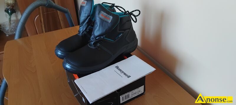 BUTY , rozm.44 opis dodatkowy: SPRZEDAM NOWE Obuwie ochronne Bacou Plomita S3 HI CI SRC z wodoodpornej skóry licowej ROZMIAR 44 DŁUGOŚĆ WKŁADKI 28,5CM Kategoria ochronyCE kat.II Kolorystykaczarny Materiałskóra licowa ProducentHONEYWELL PrzeznaczenieBudownictwo Energetyka Leśnictwo i produkcja drewna Prace montażowe i konserwacyjne Przemysł Chemiczny Przemysł stoczniowy i portowy Strefy zagrożenia wybuchem Buty Honeywell Bacou Plomita S3 Charakterystyka produktu Przyszyte języki zapobiegają przedostawaniu się cieczy oraz pyłu do wnętrza buta Antypoślizgowa podeszwa z podwójnej warstwy poliuretanu, zapewniająca izolację zarówno od ciepła, jak i zimna Antyprzebiciowa wkładka ze stali nierdzewnej Odporność na ścieranie, przecięcia i pękanie Absorpcja energii w części piętowej Podszewka zapewnia aktywną cyrkulację powietrza Dodatkowe zabezpieczenie stawu skokowego przed skręceniem dzięki sztywnej, sięgającej za kostkę cholewce DOSTEPNE 1SZTUKA->1PUDEŁKO ODBIOÓR OSOBISTY.ZAPRASZAM DO ZAKUPU WIĘCEJ INFORAMCJI POD NUMERERM TEL.LUB PISAĆ SMSA BUTY , rozm.44 opis dodatkowy: SPRZEDAM NOWE Obuwie ochronne Bacou Plomita S3 HI CI SRC z wodoodpornej skóry licowej ROZMIAR 44 DŁUGOŚĆ WKŁADKI 28,5CM Kategoria ochronyCE kat.II Kolorystykaczarny Materiałskóra licowa ProducentHONEYWELL PrzeznaczenieBudownictwo Energetyka Leśnictwo i produkcja drewna Prace montażowe i konserwacyjne Przemysł Chemiczny Przemysł stoczniowy i portowy Strefy zagrożenia wybuchem Buty Honeywell Bacou Plomita S3 Charakterystyka produktu Przyszyte języki zapobiegają przedostawaniu się cieczy oraz pyłu do wnętrza buta Antypoślizgowa podeszwa z podwójnej warstwy poliuretanu, zapewniająca izolację zarówno od ciepła, jak i zimna Antyprzebiciowa wkładka ze stali nierdzewnej Odporność na ścieranie, przecięcia i pękanie Absorpcja energii w części piętowej Podszewka zapewnia aktywną cyrkulację powietrza Dodatkowe zabezpieczenie stawu skokowego przed skręceniem dzięki sztywnej, sięgającej za kostkę cholewce DOSTEPNE 1SZTUKA->1PUDEŁKO ODBIOÓR OSOBISTY.ZAPRASZAM DO ZAKUPU WIĘCEJ INFORAMCJI POD NUMERERM TEL.LUB PISAĆ SMSA