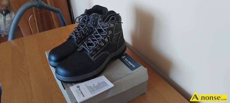 BUTY , rozm.44 opis dodatkowy: SPRZEDAM NOWE Buty Obuwie Robocze FIRMY Bata Industrials Footwear Stockholm S3 ROZMIAR 44 DŁUGOŚĆ WKŁADKI 28,5CM MATERIAŁSKÓRA Stockholm XW PRODUKCJA SZWECJA Obuwie bezpieczne S3. Stalowy podnosek ochronny. Stalowa wkładka antyprzebiciowa. Tunnel system. E - absorpcja energii w obszarze pięty. SRA - antypoślizgowa podeszwa - podwójny skład PU. FO - odporność na olej. A - obuwie antystatyczne. WRU - odporność wierzchów na absorpcję wody. Produkt nie będzie już dostępny. Specyfikacje Minimalny odbiór 1 szt Zalecana branża rolnictwo, przemysł ciężk, przemysł budowlany, przemysł chemiczny, przemysł spożywczy Obuwie - właściwości EN ISO 203452011 podnosek ochronny stalowa wkładka antystatyczne Tunnel system Pakowanie pudełka DOSTĘPNE 1 OPAKOWANIE->1PUDEŁKO WIĘCEJ INFORMACJI POD NUMEREM TEL.RZADKO ODBIERAM LUB PISAĆ SMSA.ODBIÓR OSOBISTY.ZAPRASZAM DO ZAKUPU.POLECAM BUTY , rozm.44 opis dodatkowy: SPRZEDAM NOWE Buty Obuwie Robocze FIRMY Bata Industrials Footwear Stockholm S3 ROZMIAR 44 DŁUGOŚĆ WKŁADKI 28,5CM MATERIAŁSKÓRA Stockholm XW PRODUKCJA SZWECJA Obuwie bezpieczne S3. Stalowy podnosek ochronny. Stalowa wkładka antyprzebiciowa. Tunnel system. E - absorpcja energii w obszarze pięty. SRA - antypoślizgowa podeszwa - podwójny skład PU. FO - odporność na olej. A - obuwie antystatyczne. WRU - odporność wierzchów na absorpcję wody. Produkt nie będzie już dostępny. Specyfikacje Minimalny odbiór 1 szt Zalecana branża rolnictwo, przemysł ciężk, przemysł budowlany, przemysł chemiczny, przemysł spożywczy Obuwie - właściwości EN ISO 203452011 podnosek ochronny stalowa wkładka antystatyczne Tunnel system Pakowanie pudełka DOSTĘPNE 1 OPAKOWANIE->1PUDEŁKO WIĘCEJ INFORMACJI POD NUMEREM TEL.RZADKO ODBIERAM LUB PISAĆ SMSA.ODBIÓR OSOBISTY.ZAPRASZAM DO ZAKUPU.POLECAM