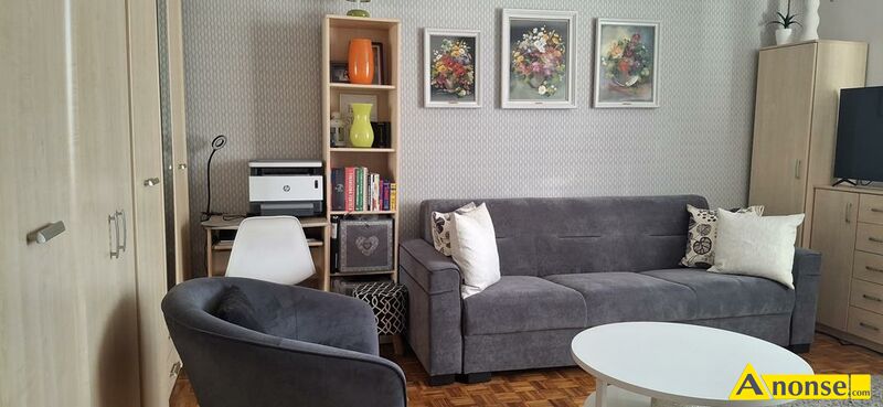 CENTRUM , M-2, 35.2m<sup>2</sup>, p. 1/2, własnościowe informacje dodatkowe: do zamieszkania, zabudowa kuchni, sprzęt AGD, pawlacze, blisko sklep, domofon, miejsca parkingowe, rozkładowe, ciche, okna PCV, terakota, glazura, zadbane, wc i łazienka razem, pokoje ustawne, komfortowe, czyste, blisko przystanek, bez pośredników, blisko przychodnia, c.o., internet, piwnica, tv kablowa, widna kuchnia, umeblowane, słoneczne, blisko przedszkole, blisko szkoła, bardzo dobra lokalizacja opis dodatkowy: Komfortowa, przestronna i słoneczka kawalerka (zachodnie okna) o powierzchni 35,20 m kw.
Mieszkanie położone jest na I p. w niskim bloku z cegły w centrum miasta. Gotowe do zamieszkania(umeblowane).Niski czynsz. Księga wieczysta bez obciążeń. Przynależna obszerna piwnica o powierzchni 10 m kw. W zakresie 10 min spaceru cała infrastruktura handlowo -usługowa, przystanki komunikacji, dworzec PKP ,dworzec autobusowy, szpital, przychodnia, targ , bankomaty, paczkomaty etc. Sprzedaż bez pośredników. Możliwość negocjacji ceny. Zapraszam na prezentację po wcześniejszym umówieniu terminu. CENTRUM , M-2, 35.2m<sup>2</sup>, p. 1/2, własnościowe informacje dodatkowe: do zamieszkania, zabudowa kuchni, sprzęt AGD, pawlacze, blisko sklep, domofon, miejsca parkingowe, rozkładowe, ciche, okna PCV, terakota, glazura, zadbane, wc i łazienka razem, pokoje ustawne, komfortowe, czyste, blisko przystanek, bez pośredników, blisko przychodnia, c.o., internet, piwnica, tv kablowa, widna kuchnia, umeblowane, słoneczne, blisko przedszkole, blisko szkoła, bardzo dobra lokalizacja opis dodatkowy: Komfortowa, przestronna i słoneczka kawalerka (zachodnie okna) o powierzchni 35,20 m kw.
Mieszkanie położone jest na I p. w niskim bloku z cegły w centrum miasta. Gotowe do zamieszkania(umeblowane).Niski czynsz. Księga wieczysta bez obciążeń. Przynależna obszerna piwnica o powierzchni 10 m kw. W zakresie 10 min spaceru cała infrastruktura handlowo -usługowa, przystanki komunikacji, dworzec PKP ,dworzec autobusowy, szpital, przychodnia, targ , bankomaty, paczkomaty etc. Sprzedaż bez pośredników. Możliwość negocjacji ceny. Zapraszam na prezentację po wcześniejszym umówieniu terminu.