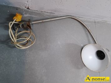 Anonse LAMPA WARSZTATOWA, Lampa warsztatowa z zaciskiem umożliwiającym montaż do stołu oraz giętym ramieniem w bardzo dobrym stanie technicznym spr