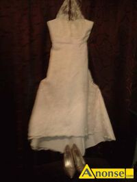 Anonse SUKNIA LUBNA, kremowa, Seksowna suknia, rozmiar 38. Suknia jest kremowa z delikatn koronk w ryczki. Jest wizana na szyi i rozkloszowan