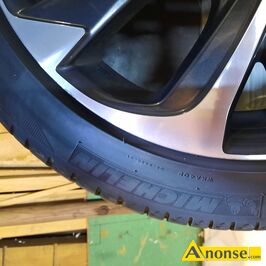 Anonse ALUFELGI TOYOTA, oryginalne fabryczne z czujnikami cinienia 5 x 114,3; 17 J7; 60,1 mm; ET 50 z oponami letnimi Michelin 215/45R17 bardzo kr