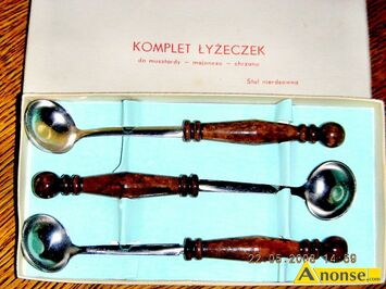 Anonse OKAZJA-SZTUCE RETRO Z OKRESU PRL DO PRZYSTAWEK I, wykonane ze stali nierdzewnej i drewnian rczk. Pi kompletw zapakowane w oryginalne