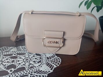 Anonse TORBA, Sprzedam eleganck torebk firmy Ochnik. Kolor jasny be. Wymiary 20 cm x 15 cm. Pasek regulowany 120 cm. Torebka lekka, pasuje do wi