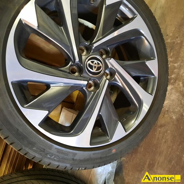 ALUFELGI  TOYOTA opis dodatkowy: oryginalne fabryczne 17 x J7; 5 x 114,3; 60,1mm; ET 50; z czujnikami cinienia i oponami letnimi Michelin 215/45R17