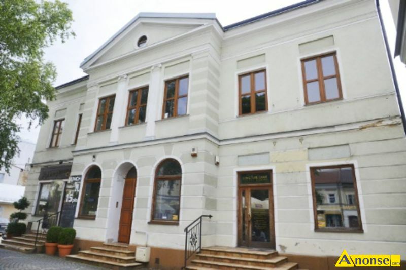 KAMIENICA  450m<sup>2</sup>, CENTRUM opis dodatkowy: Najlepsza lokalizacja w Radomiu - Kamienica w cisym centrum przy deptaku wraz z placem o powierzchni 980m<sup>2</sup>, podzielonym na dwa - jeden z przodu kamienicy od ulicy eromskiego i drugi z tyu tworz dwa niezalene ogrdki do dowolnego wykorzystania. Lokale wycznie usugowe, moliwo dowolnego czenia powierzchni. Kamienica po kapitalnym remoncie wpisana do rejestru zabytkw - moliwo odlicze podatkowych. Idealna Lokata kapitau na czasy inflacji. Wicej informacji pod telefonem.