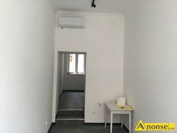 Anonse LOKAL 30m<sup>2</sup>, SRUDMIESCIE, po remoncie, witryna, atrakcyjna lokalizacja, wejcie bezporednio z ulicy, Po kapitalnym remoncie skada si z 2 l