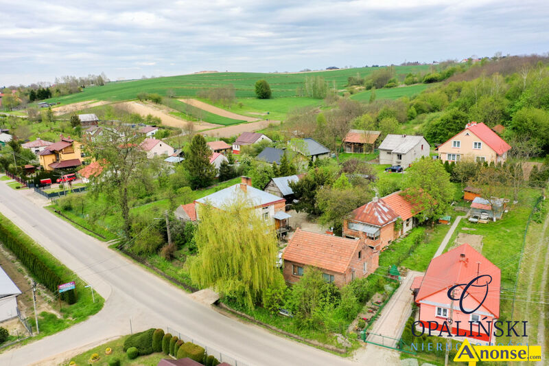 PAWOSIW , dom 72m<sup>2</sup>, parterowy, na dziace 700m<sup>2</sup>, do remontu, do zamieszkania, pokoje 4, gara w bryle budynku, ogrd, gara media: prd, szambo, woda ze studni, ogrzewanie kominkowe opis dodatkowy: Mam przyjemno zaprezentowa ofert sprzeday domu jednorodzinnego o cznej powierzchni uytkowej 72m<sup>2</sup>,, oraz domu o powierzchni uytkowej 35m<sup>2</sup>, pooonego na dziace o powierzchni 7 ar. Nieruchomo znajduje si w woj. Podkarpackim w miejscowoci Pawosiw zaledwie 3 km od centrum Jarosawia.

NAJWIKSZE ZALETY NIERUCHOMOCI
 wasny ogrd 
 moliwo adaptacji wedug wasnych potrzeb
 2 budynki mieszkalne 
 1 budynek gospodarczy
 w ssiedztwie zabudowa jednorodzinna

Nieruchomo wybudowana w 1965 roku, 3 pokoje, korytarz, kuchnia, azienka. W budynkach prd oraz gaz. Domy w stanie do remontu wedug wasnych potrzeb.
 - image 3