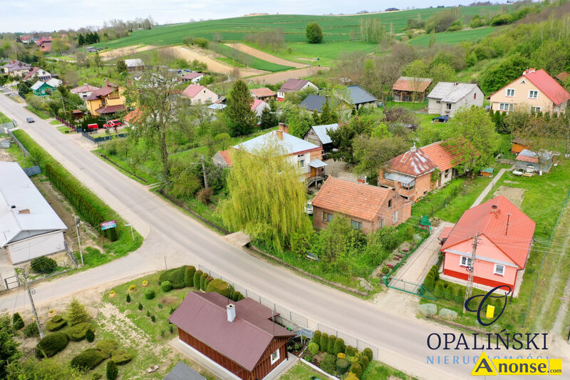 PAWOSIW , dom 72m<sup>2</sup>, parterowy, na dziace 700m<sup>2</sup>, do remontu, do zamieszkania, pokoje 4, gara w bryle budynku, ogrd, gara media: prd, szambo, woda ze studni, ogrzewanie kominkowe opis dodatkowy: Mam przyjemno zaprezentowa ofert sprzeday domu jednorodzinnego o cznej powierzchni uytkowej 72m<sup>2</sup>,, oraz domu o powierzchni uytkowej 35m<sup>2</sup>, pooonego na dziace o powierzchni 7 ar. Nieruchomo znajduje si w woj. Podkarpackim w miejscowoci Pawosiw zaledwie 3 km od centrum Jarosawia.

NAJWIKSZE ZALETY NIERUCHOMOCI
 wasny ogrd 
 moliwo adaptacji wedug wasnych potrzeb
 2 budynki mieszkalne 
 1 budynek gospodarczy
 w ssiedztwie zabudowa jednorodzinna

Nieruchomo wybudowana w 1965 roku, 3 pokoje, korytarz, kuchnia, azienka. W budynkach prd oraz gaz. Domy w stanie do remontu wedug wasnych potrzeb.
