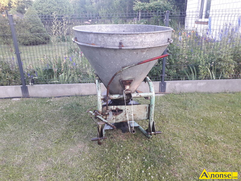 rozsiewacz  opis dodatkowy: Rozsiewacz Lejek metalowy w adnym stanie jak na swoje lata.  Zapraszam do zakupu. Polecam  stan przedmiotu transakcji: stan bardzo dobry