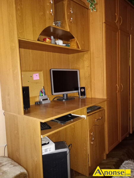 BIURKO , kolor orzechowy opis dodatkowy: Biurko komputerowe wys 77 szer 100 g 55 z szuflad.Nadstawka wys 110 szer 100 g 33. stan przedmiotu transakcji: stan bardzo dobry - image 1