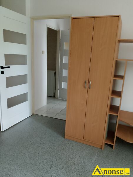 CZECHW , M-3, 29.8m<sup>2</sup>, p. 0/1 informacje dodatkowe: po remoncie, sprzt AGD, umeblowane, okna PCV, terakota, glazura, panele podogowe, zadbane, wc i azienka razem, opomiarowane, panele, domofon, czyste, blisko przystanek, c.o., bez porednikw opis dodatkowy: Do wynajcia mieszkanie 29,8 m<sup>2</sup>, na niskim parterze w bloku jednopitrowym, dwa pokoje, w duym pokoju aneks kuchenny, azienka i przedpokj. Mieszkanie po remoncie, panele, glazura, terakota, umeblowane i wyposaone w podstawowy sprzt AGD. W plastikowych oknach salonu rolety. Mieszkanie jasne i ciepe - okna od strony poudniowej. Ciepa woda i ogrzewanie z sieci miejskiej. Dogodna lokalizacja, blisko przystanek autobusowy, sklepy, uczelnie. Idealne mieszkanie dla max 2 osb. Dodatkowo patne media wg wskaza licznikw (prd, woda - jeli wiksze zuycie od zaliczki, gaz). Czechw ul. Rogowskiego. Kaucja 1950z. Bez zwierzt.
Wicej informacji pod numerem tel 786324210
 - image 1