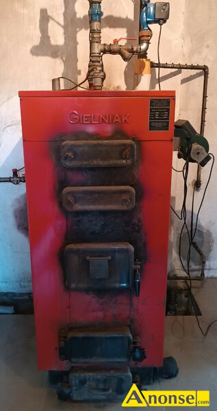 KOCIO  opis dodatkowy: piec 38 KW Gielniak na paliwa stae. Sprawno cieplna 85 - 90 %
Waga 460 kg
dugo 62 cm
szeroko 62 cm
wysoko 153 cm stan przedmiotu transakcji: stan dobry - image 3