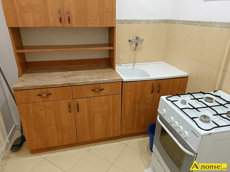 LSM , M-2, 27.5m<sup>2</sup>, p. 0 informacje dodatkowe: po remoncie opis dodatkowy: Wynajm kawalerk po remoncie, w ktrej znajduje si przedpokj, pokj, kuchnia, azienka, WC oraz balkon. Mieszkanie znajduje si  na parterze w 4 pitrowym bloku, w bardzo dobrej lokalizacji na osiedlu Mickiewicza (LSM) przy ul. Wajdeloty. W niedalekiej odlegoci  s  targ, przystanki komunikacji miejskiej, sklepy m.in. E.Leclerc, oraz UMCS, KUL i UP. Mieszkanie wyposaone jest w podstawowe meble oraz pralk, lodwk, kuchenk gazow z piekarnikiem.
Czynsz - 1800 z
Czynsz dla administracji - 410 z 
Prd i gaz wg zuycia i stanw licznikw. 
Kaucja zwrotna - 1800 z.
Wolne od zaraz. Najchtniej na duej.
Zapraszam serdecznie do kontaktu i ogldania mieszkania.
