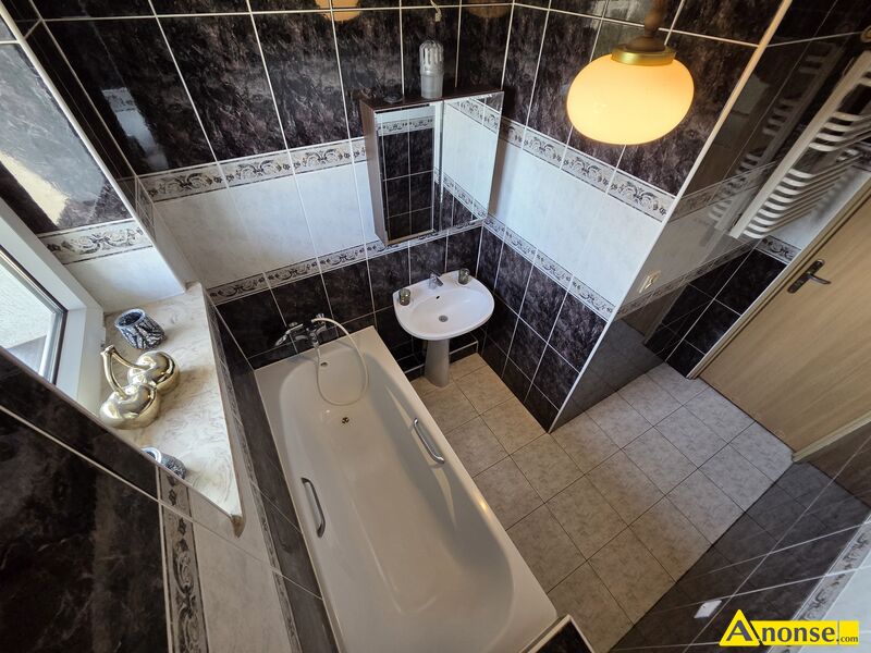 LUBLIN  / SAWIN, stancja 12m<sup>2</sup>, dla kobiety, bardzo dobre warunki, blisko do centrum, dostp do azienki, blisko przystanek, dostp do kuchni, internet, dobry dojazd do wszystkich uczelni opis dodatkowy: Wynajm duy 16m<sup>2</sup>, jednoosobowy pokj w domu jednorodzinnym.
Pokj jest wyposaony w wygodne ko, szafk nocn, pojemn 2-drzwiow szaf, rega na ksiki, biurko, krzeso, fotel oraz stolik kawowy.
Do dyspozycji mieszkacw jest cz jadalna ze stoem i w peni wyposaona kuchnia - generalnie wszystko co do ycia potrzebne.
AZIENKA i osobno WC
Dom znajduje si przy samym przystanku. Doskonay dojazd do szk rednich, uczelni, moliwo parkowania przed domem.
Pokj sprawdzi si idealnie dla spokojnej i dbajcej o czysto modej kobiety uczcej si i/lub pracujcej. Oferta jest skierowana dla osb niepalcych i imprezujcych poza domem a take nieposiadajcych zwierzt.

JAKA CENA 
Cena pokoju to 650z/mc + 200 z rachunki (internet, prd, woda, gaz, opata za mieci). Razem 850 z/mc bez dodatkowych opat.Jednorazowa zwrotna kaucja w wysokoci 850 z.
Polecamy i zapraszamy do kontaktu (tel.504141812) w celu umwienie si na spotkanie. - image 6