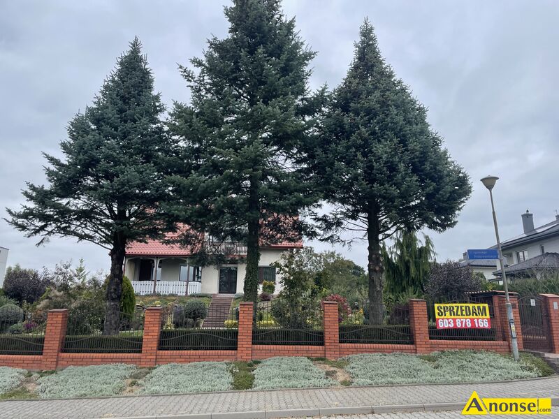 W . PITKA, dom 220m<sup>2</sup>, 3 kondygnacje, na dziace 1774m<sup>2</sup>, do zamieszkania od zaraz, do zamieszkania, pokoje 6, dziaka zagospodarowana, podpiwniczony, gara w bryle budynku, kostka brukowa, cao ogrodzona, drzewa owocowe, gara obok domu, ogrd, gara, instalacja alarmowa, ocieplony media: woda z wodocigu, wszystkie media, kanalizacja, gaz, c.o., studnia, prd, ogrzewanie gazowe opis dodatkowy: Do sprzedania dom trzykondygnacyjny na dziace o powierzchni ok. 0,18 h. 
Dogodne pooenie - blisko do Starego i Nowego Miasta.
Dom z 1999 r., ciany z ceramiki, grubo 50 cm. 
Parter 85 m<sup>2</sup>, 3 pokoje, w tym 1 z kominkiem, kuchnia, azienka.
Pitro z moliwoci oddzielnego wejcia i systemem ogrzewania z kotem gazowym 85 m<sup>2</sup>, 3 pokoje, kuchnia, azienka.
Cao podpiwniczona, kuchnia, azienka, kocio gazowy CO, zbiornik ciepej wody z solarw, pompa z hydroforem. 
Na terenie dziaki gara, wiata garaowa, altana, komrka drewniana, studnia gbinowa.
Dziaka zagospodarowana, ozdobno-uytkowa. - image 3