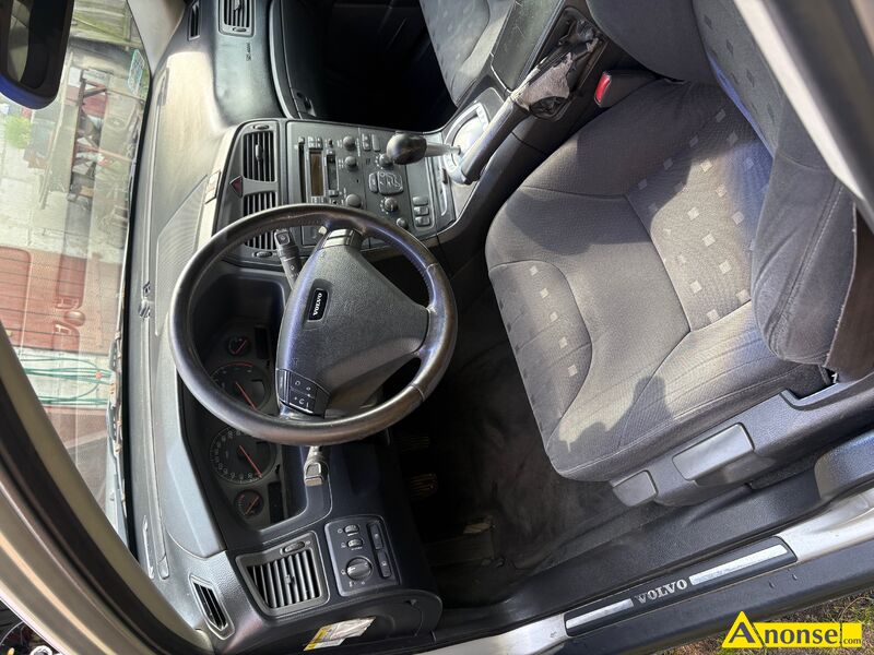 VOLVO  S60, 2001r., 2.435cm<sup>3</sup>, 175KM , benzyna, sedan, 390.000km opis dodatkowy: Przebieg 390 tys. km
Przegld techniczny wany do 29.11.2025
Ubezpieczenie OC wane do 04.11.2025
Samochodem jed od 2017 r., silnik suchy, rdza na lewym przednim botniku i zarysowane, wgite prawe przednie drzwi (zdjcia). Samochd sprawny, suy mi na dojazdy do pracy, jednak wymaga on teraz kilku napraw blacharskich oraz odwieenia wntrza - miaem zamiar wymieni drzwi z uwagi na popkane plastiki - ewentualnie na czci. - image 4