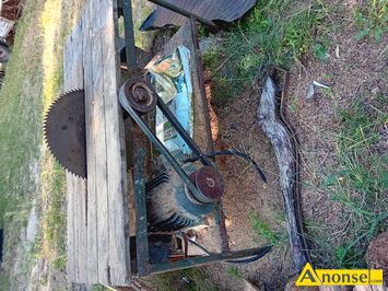 Anonse KRAJZEG, Sprzedam metalow krajzeg z drewnianym blatem.Silnik o mocy 5,5kw, szaiba na paski klinowe, stan bardzo dobry, c.1.000z do uzg..
