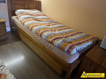 Anonse - ŁÓŻKO, kolor sosnowy, drewniane, używane, z pojemnikiem na pościel, Sprzedam łóżko jednoosobowe, drewniane z zagłówkiem i pojemnikiem na pos Anonse ŁÓŻKO, kolor sosnowy, drewniane, używane, z pojemnikiem na pościel, Sprzedam łóżko jednoosobowe, drewniane z zagłówkiem i pojemnikiem na pos