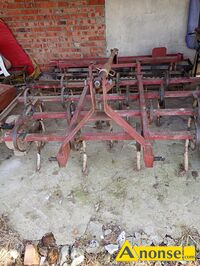 Anonse AGREGAT, U�ywany agregat rolniczy na sprzeda�. Urz�dzenie sk�ada si� z metalowej konstrukcji w kolorze czerwonym. Widoczne s� liczne �lady u
