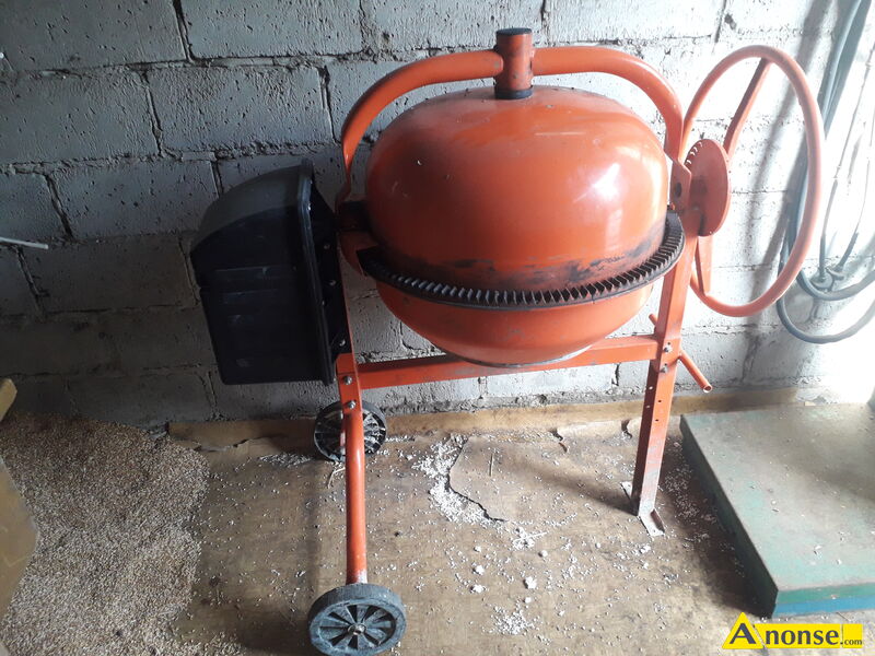 Betoniarka  opis dodatkowy: Sprzedam betoniark� 120L z silnikiem na 230V w  �adnym stanie jak na swoje lata, gara�owana.  Polecam  stan przedmiotu transakcji: stan bardzo dobry - image 1