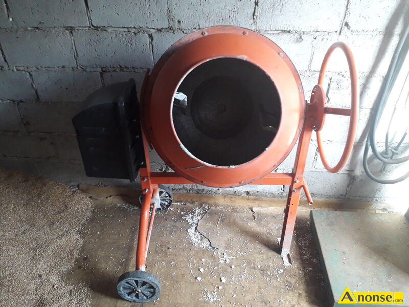 Betoniarka  opis dodatkowy: Sprzedam betoniark� 120L z silnikiem na 230V w  �adnym stanie jak na swoje lata, gara�owana.  Polecam  stan przedmiotu transakcji: stan bardzo dobry