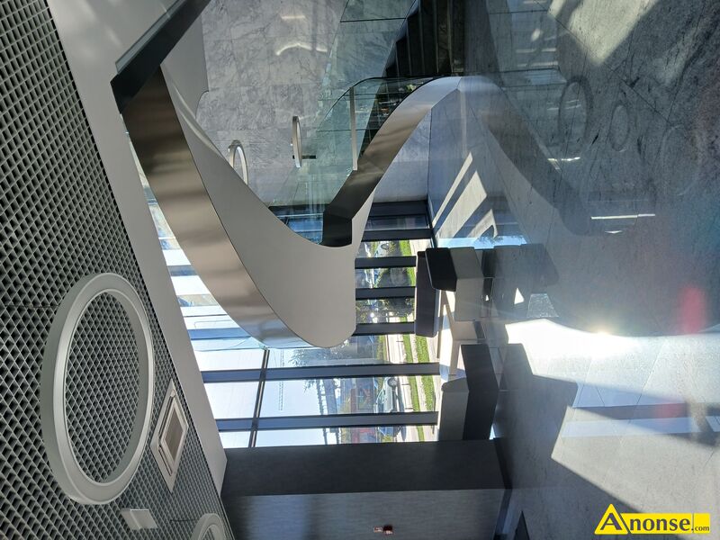 WARSZAWA , BLISKA WOLA, PRYMASA TYSI�CLECIA , pok�j 20m<sup>2</sup>, dla studentki opis dodatkowy: Komfortowy Pok�j 20m<sup>2</sup>, dla kobiety 20-25 lat, w Apartamentowcu, al. Prymasa Tysi�clecia 83A, pi�tro 3/11 (ciche), w pe�ni wyposa�ony, z du�ym (ok. 10m<sup>2</sup>,) tarasem, w M4. Wszystkie nowe meble sofa, fotel, st�, szafa, krzes�a, rega�, dywan, obrazy, lustro, szafa, TV 