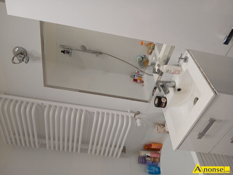 BLISKA  WOLA, PRYMASA TYSI�CLECIA , pok�j 16m<sup>2</sup>, dla studentki opis dodatkowy: Komfortowy Pok�j 16m<sup>2</sup>, dla kobiety 20-25 lat, w Apartamentowcu, al. Prymasa Tysi�clecia 83A, pi�tro 3/11 (ciche), w pe�ni wyposa�ony, z du�ym (ok. 10m<sup>2</sup>,) tarasem, w M4. 
W pokoju wszystkie meble nowe sofa, st�, krzes�a, rega�, dywan, lustro, szafa, Internet. 
Kuchnia w pe�ni wyposa�ona - p�yta indukcyjna, piekarnik, mikrofal�wka, du�a lod�wka, zmywarka, czajnik, garnki, talerze, deski, sztu�ce i inne. 
2 �azienki wanna, kabina prysznicowa, umywalki, WC, pralka. 
Przedpok�j komody na obuwie, wieszak na ubrania, dwa du�e lustra.
Inne wyposa�enie odkurzacz, deska do prasowania, �elazko, suszarka.. 

Bardzo dobrze skomunikowane na rogu Prymasa Tysi�clecia 83A/Kasprzaka - autobusy, tramwaje (linie 10, 11), 2 przystanki do metra Daszy�skiego. 

Wynajem bez zwierz�t; dla os�b niepal�cych. 
Studentka/ kobieta ze sta�ym zameldowaniem w Polsce. 
Op�aty 1800 z� op�atna najmu + 500 z� (czynsz administracyjny, Internet, TV, zaliczki na wod�, energi�). Kaucja zwrotna 2300 z�. - image 1