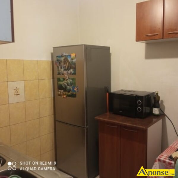 BORKI , M-3, 36m<sup>2</sup>, p. 3/4, dla pary informacje dodatkowe: do zamieszkania, ciche, s�oneczne, c.o., blisko przystanek, wc i �azienka razem, piwnica, balkon opis dodatkowy: Do wynaj�cia 2-pokojowe mieszkanie w bloku na Borkach na ulicy 1905 roku. Doskona�a lokalizacja - na przeciwko przystanek autobusowy zapewniaj�cy dobr� komunikacj�, jak i wyjazd z miasta. Mieszkanie mie�ci si� na 3 pi�trze. 2 pokoje (jeden przej�ciowy), balkon, �azienka i kuchnia w glazurze. Mieszkanie wolne od 1 kwietnia 2026. Koszt wynajmu 1600 z� (do uzgodnienia) + czynsz + media. Kaucja zwrotna. 