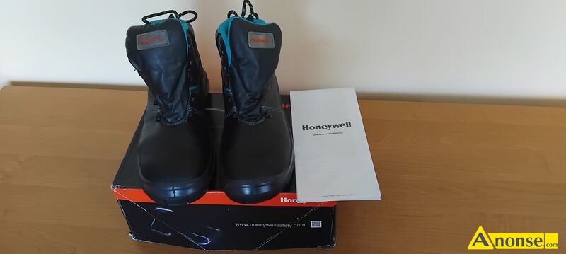 BUTY , rozm.44 opis dodatkowy: SPRZEDAM NOWE Obuwie ochronne Bacou Plomita S3 HI CI SRC z wodoodpornej sk�ry licowej ROZMIAR 44 D�UGO�� WK�ADKI 28,5CM Kategoria ochronyCE kat.II Kolorystykaczarny Materia�sk�ra licowa ProducentHONEYWELL PrzeznaczenieBudownictwo Energetyka Le�nictwo i produkcja drewna Prace monta�owe i konserwacyjne Przemys� Chemiczny Przemys� stoczniowy i portowy Strefy zagro�enia wybuchem Buty Honeywell Bacou Plomita S3 Charakterystyka produktu Przyszyte j�zyki zapobiegaj� przedostawaniu si� cieczy oraz py�u do wn�trza buta Antypo�lizgowa podeszwa z podw�jnej warstwy poliuretanu, zapewniaj�ca izolacj� zar�wno od ciep�a, jak i zimna Antyprzebiciowa wk�adka ze stali nierdzewnej Odporno�� na �cieranie, przeci�cia i p�kanie Absorpcja energii w cz�ci pi�towej Podszewka zapewnia aktywn� cyrkulacj� powietrza Dodatkowe zabezpieczenie stawu skokowego przed skr�ceniem dzi�ki sztywnej, si�gaj�cej za kostk� cholewce DOSTEPNE 1SZTUKA->1PUDE�KO ODBIO�R OSOBISTY.ZAPRASZAM DO ZAKUPU WI�CEJ INFORAMCJI POD NUMERERM TEL.LUB PISA� SMSA - image 1