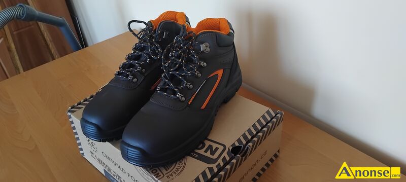 BUTY , rozm.44 opis dodatkowy: SPRZEDAM NOWE TRZEWIKI FIRMY FARMIS S3 HIGH/ BENNON ROZMIAR 44 D�UGO�� WK�ADKI 28,5CM KOD PRODUCENTAZ53218V01 REWELACYJNE TRZEWIKI ROBOCZE WYGODNE ANTYPO�LIZGOWA PODESZWA WK�ADKA ANTYPRZEBICIOWA, PODNOSEK PRODUKT SPE�NIA NORMY EN 20345 (�rodki ochrony indywidualnej - obuwie bezpieczne) S3 (podnosek odporny na uderzenia z si�� 200J, zabudowana pi�ta, w�a�ciwo�ci antyelektrostatyczne, absorpcja energii w cz�ci pi�towej, odporno�� na przebicie z si�� 1100N oraz urze�bienie podeszwy, nieprzepuszczalno�� wody) SRC (odporno�� na po�lizg na pod�o�u ceramicznym pokrytym roztworem laurylosiarczanu sodu (SLS) i na pod�o�u ze stali pokrytym glicerolem) ZALETY PODESZWY PU/PU SPARTACUS w�a�ciwo�ci antystatyczne, antypo�lizgowo��, odporno�� na oleje, benzyny i rozpuszczalniki, absorpcja energii w cz�ci pi�towej ZASTOSOWANIE dla budowla�c�w, drogowc�w, brukarzy, magazynier�w, mechanik�w, produkcji przy ta�mie i prac w gospodarstwie domowym PODANA CENA ZA 1OPAKOWANIE->1PUDE�KO=215Z�,PODANA CENA ZA 2->OPAKOWANIA->2PUDE�KA->430Z� DOST�PNE S� 2->OPAKOWANIA->2PUDE�KA - image 1