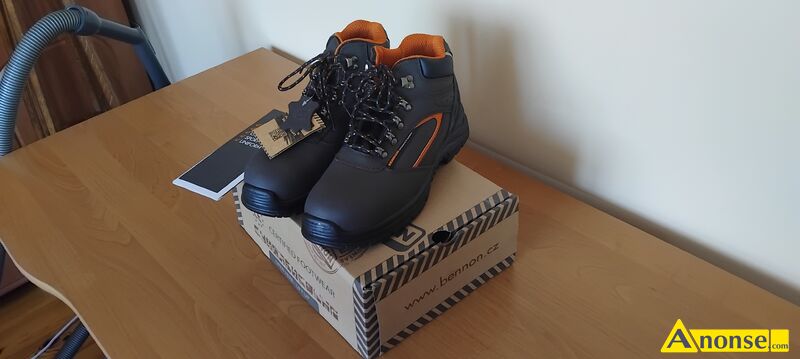 BUTY , rozm.44 opis dodatkowy: SPRZEDAM NOWE BUTY Trzewiki BENNON FARMIS S3 High Z53218P Trzewiki FARMIS S3 Z53218P podnosek wodoodporne antyprzebiciowe odblaskowe Kategoria ochronyCE kat.II ProducentBennon PrzeznaczenieBudownictwo Energetyka Le�nictwo i produkcja drewna Prace monta�owe i konserwacyjne Przemys� Chemiczny Przemys� stoczniowy i portowy Strefy zagro�enia wybuchem Rozmiar 44 D�ugo�� wk�adki 28,5cm Charakterystyka produktu Antypo�lizgowa podeszwa Absorpcja energii w okolicach pi�ty W�a�ciwo�ci antystatyczne Odporno�� na dzia�anie smar�w i olej�w Wodoodporno�� Kompozytowy podnosek Antyprzebiciowa podeszwa Elementy odblaskowe Produkt w II kategorii �rodk�w ochrony indywidualnej. Artyku� spe�nia normy EN ISO 203452011 S3 SRC.Zapraszam do zakupu i odbioru osobistego.Polecam DOST�PNE 3SZTUKI->3PUDE�KA Podana cena za 1szt.->opakowanie->1pude�ko->215z� Podana cena za 3szt.opakowania->3pude�ka->645z�