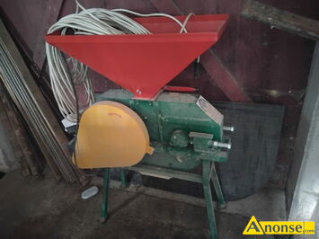 Anonse GNIOTOWNIK DO ZBO�A, U�ytkowany 3 lata, w sumie zgni�t� 3,5 tony zbo�a dla ryb. Dwa walce g�adkie o �rednicy 400 mm, rozstaw regulowany. Wys