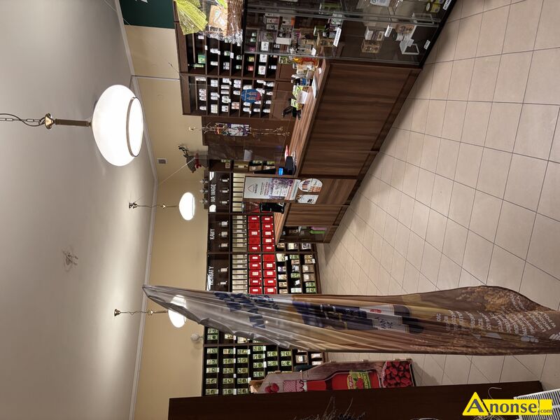 LOKAL  68.4m<sup>2</sup>, �R�DMIE�CIE opis dodatkowy: Oferuj� lokal us�ugowy na wynajem o powierzchni idealnej do prowadzenia w�asnej dzia�alno�ci. Lokal sk�ada si� z 3 osobnych pomieszcze� . Znajduje si� w urbanistycznym otoczeniu, co zapewnia du�� widoczno��. Do lokalu przypisane jest miejsce parkingowe. Zainteresowanych zapraszam do kontaktu telefonicznego. - image 1