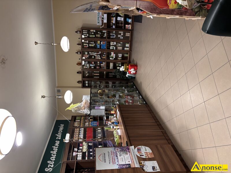 LOKAL  68.4m<sup>2</sup>, �R�DMIE�CIE opis dodatkowy: Oferuj� lokal us�ugowy na wynajem o powierzchni idealnej do prowadzenia w�asnej dzia�alno�ci. Lokal sk�ada si� z 3 osobnych pomieszcze� . Znajduje si� w urbanistycznym otoczeniu, co zapewnia du�� widoczno��. Do lokalu przypisane jest miejsce parkingowe. Zainteresowanych zapraszam do kontaktu telefonicznego.