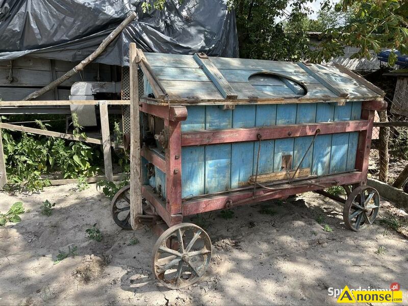 m�ocarnia  opis dodatkowy: m�ocarnia
Zabytkowa maszyna do m��cenia zbo�a , stan dobry
Sprzedam star� zabytkow� m�ocarni�. Mam do sprzedania m�ocarnie typ- Dar�owo  ,�adnie oddziela ziarno , ca�a w oryginale , gara�owana
, cepy w bardzo dobrym stanie, b�ben m��c�cy obraca si� bardzo lekki. Stan zachowania  godny polecenia wszystko dzia�a jak nale�y polecam bo warto
 stan przedmiotu transakcji: stan bardzo dobry