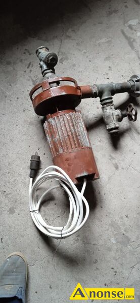 pompa  opis dodatkowy: 
Sprzedam pomp� do wody, 1100 wat, silnik przewijany nieu�ywany. Nowe �o�yska, stojan i przew�d zasilaj�cy. Sprawna, polecam. stan przedmiotu transakcji: stan dobry - image 1