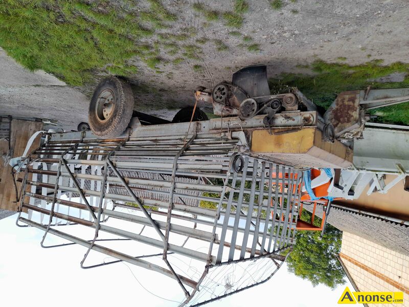 Przyczepa  samozbieraj�ca, T-050 opis dodatkowy:  sprzedam przyczep� samozbieraj�c� Agro met T-050 na du�ych ko�ach . Oryginalna mocna rama i o�. Zadbana gara�owana w dobrym stanie .U�ywana w ma�ym gospodarstwie .Mo�e by� u�ywana do zwo�enia z pola kostek siana , s�omy .Mo�na zbiera� luzem s�om� po kombajnie , siano z wa�k�w pokos�w. Zwo�enie z pola kostek siana s�omy za�adowa� na przyczep� w ilo�ci oko�o 160 sztuk i jecha� do domu i by�  pewnym �e �adna kostka mi nie spadnie z przyczepy samozbieraj�cej tak jak ze zwyk�ej przyczepy po drodze gubi si� kostki. Po zdj�ciu pa��k�w mo�e by� u�ywana do zwo�enia balot�w z pola . D�uga 5,5 m ,szeroka 2,3 m ,wysoka 2,3 metra . Cena 3599 z� ..U mnie z przyczepy samozbieraj�cej dmuchawa podawa�a sianko na poddasze obory . Sprzedaj� inne maszyny na innych og�oszeniach z powodu likwidacji gospodarstwa . Polecam do dalszego u�ytkowania . - image 1