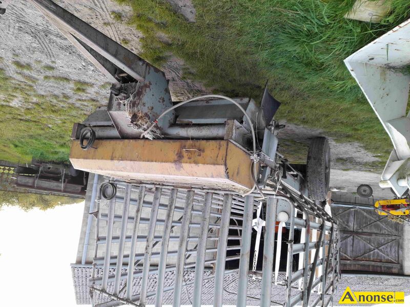 Przyczepa  samozbieraj�ca, T-050 opis dodatkowy:  sprzedam przyczep� samozbieraj�c� Agro met T-050 na du�ych ko�ach . Oryginalna mocna rama i o�. Zadbana gara�owana w dobrym stanie .U�ywana w ma�ym gospodarstwie .Mo�e by� u�ywana do zwo�enia z pola kostek siana , s�omy .Mo�na zbiera� luzem s�om� po kombajnie , siano z wa�k�w pokos�w. Zwo�enie z pola kostek siana s�omy za�adowa� na przyczep� w ilo�ci oko�o 160 sztuk i jecha� do domu i by�  pewnym �e �adna kostka mi nie spadnie z przyczepy samozbieraj�cej tak jak ze zwyk�ej przyczepy po drodze gubi si� kostki. Po zdj�ciu pa��k�w mo�e by� u�ywana do zwo�enia balot�w z pola . D�uga 5,5 m ,szeroka 2,3 m ,wysoka 2,3 metra . Cena 3599 z� ..U mnie z przyczepy samozbieraj�cej dmuchawa podawa�a sianko na poddasze obory . Sprzedaj� inne maszyny na innych og�oszeniach z powodu likwidacji gospodarstwa . Polecam do dalszego u�ytkowania .