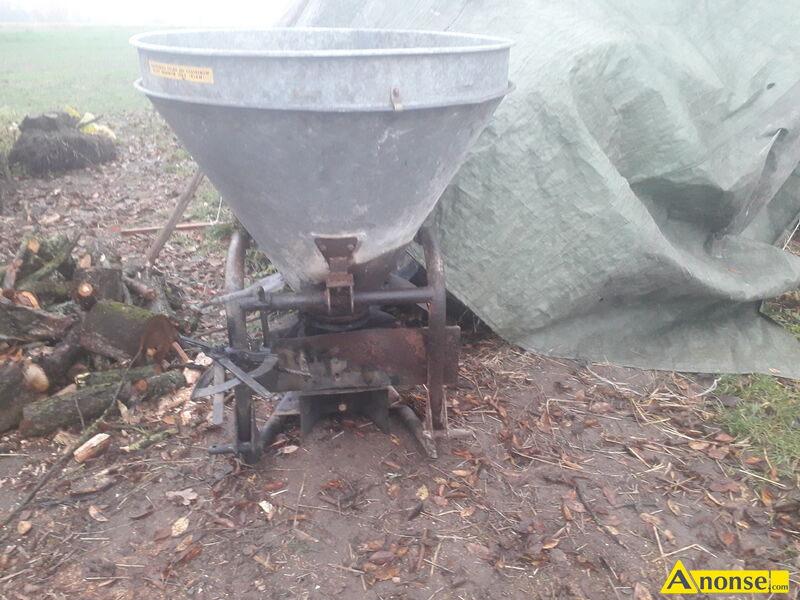 rozsiewacz  opis dodatkowy: Rozsiewacz Lejek metalowy widoczny na zdj�ciu  stan przedmiotu transakcji: stan dobry