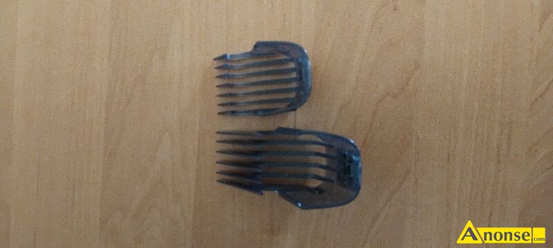 SPRZEDAM  ORYGINALNE NAK�ADKI GRZEBIENIOWE DO MASZYNEK DO STRZY�ENIA REMINGTON - IDEALNE DLA TWOJEGO STYLU W opakowaniu znajduj� si� 2 sztuki nak�adek grzebieniowych, co pozwala na jeszcze wi�ksz� r�norodno�� i dopasowanie do Twoich indywidualnych potrzeb. Niezale�nie od tego, czy chcesz osi�gn�� kr�tkie i zgrabne fryzury, czy te� preferujesz d�u�sze pasma w�os�w, te nak�adki zapewni� Ci odpowiednie narz�dzia do osi�gni�cia wymarzonego efektu. Postaw na oryginalne nak�adki grzebieniowe Remington i ciesz si� profesjonalnymi rezultatami stylizacji w wygodny i prosty spos�b. Cechy Kompatybilno�� HC5150 / HC5350 / HC5355 / HC5550 / HC5750 Mniejsza nak�adka 3, 6, 9, 12, 15, 18 i 21 mm Wi�ksza nak�adka 24, 27, 30, 33, 36, 39 i 42 mm Ilo�� nasadek w zestawie 2 Odbi�r osobisty nie wysy�am wysy�k�.Kontakt tel. lub sms'a.Rzadko odbieram tel.Polecam. stan przedmiotu transakcji: stan bardzo dobry