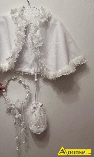 sukienka  do komunii opis dodatkowy: Sprzedam sukienk� komunijn�
Sukienka jest satynowa, u�ywana w bardzo dobrym stanie, elegancka, skromna, nowoczesna i bardzo efektowna, obw�d pasa 62cm, d�ugo�� od ramienia (przy szyi) do do�u sukienki 115cm
Klasyczna konstrukcja, d� sukienki rozszerzany ku do�owi, pod sp�dnic� jest halka, wszyta na sta�e z warstw� sztywnego tiulu, kt�ry unosi sukienk�.
R�kawy 3/4 rozszerzane na dole, z delikatn� falbank�. W pasie satynowy paseczek z kokard� z ty�u (kt�ra jest opcjonalna), z przodu na klatce piersiowej naszyta jest aplikacja koronkowa.
Z ty�u wszyty jest kryty zamek. Sukienka d�uga zakrywaj�ca buta. Do sukienki do��czona jest torebeczka z materia�u, eleganckie r�kawiczki, wianuszek i narzutka na ramiona.