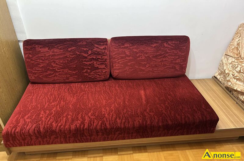 TAPCZANIK , kolor bordowy opis dodatkowy: Aksamitny, elegancki tapczanik dzieci�cy u�ywany, w bardzo dobrym stanie, tapicerowany, bordowy, materia� aksamitny, dla dziecka oko�o 3-10 lat. Wymiary szeroko�� 72cm, d�ugo�� powierzchni do spania 150cm, wysoko�� siedziska 33cm, schowek na po�ciel i dodatkowy schowek na ksi��ki/zabawki. stan przedmiotu transakcji: stan bardzo dobry - image 1