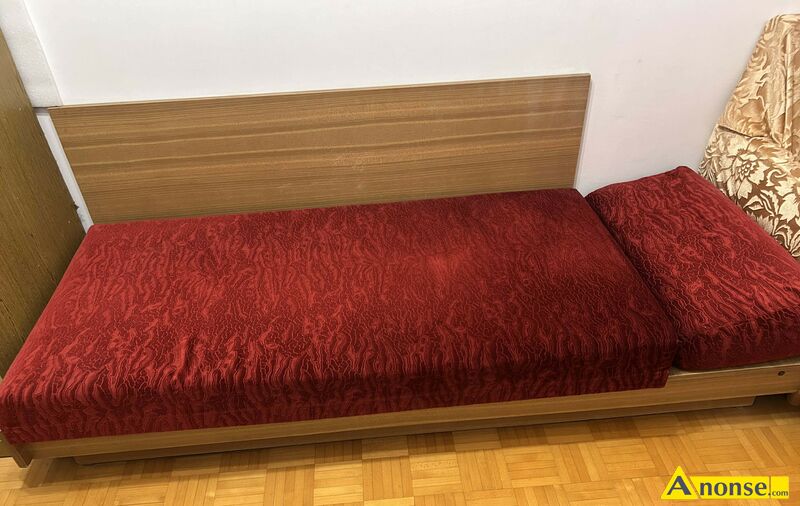 TAPCZANIK , kolor bordowy opis dodatkowy: Aksamitny, elegancki tapczanik dzieci�cy u�ywany, w bardzo dobrym stanie, tapicerowany, bordowy, materia� aksamitny, dla dziecka oko�o 3-10 lat. Wymiary szeroko�� 72cm, d�ugo�� powierzchni do spania 150cm, wysoko�� siedziska 33cm, schowek na po�ciel i dodatkowy schowek na ksi��ki/zabawki. stan przedmiotu transakcji: stan bardzo dobry