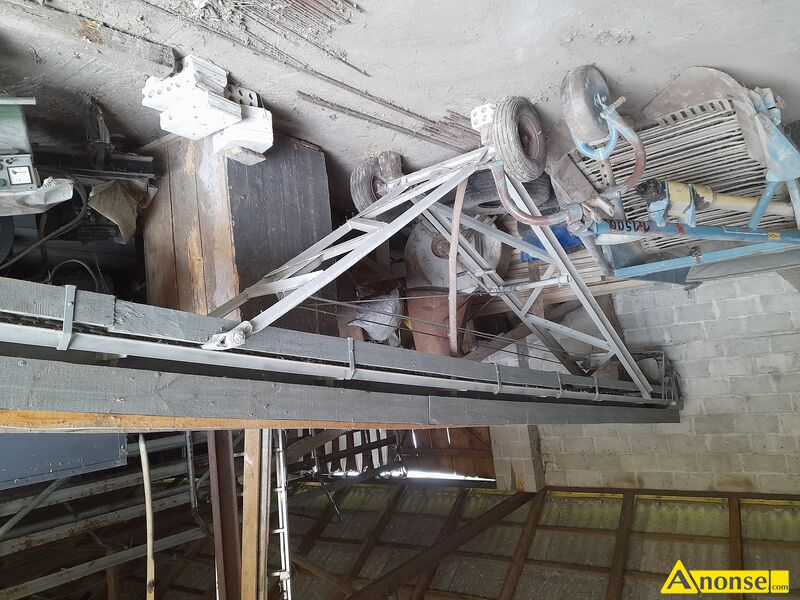 TA�MOCI�G  opis dodatkowy:  sprzedam ta�moci�g �a�cuchowy z �opatkami o d�ugo�ci 8,5 metra .Wysoko�� podnoszenia regulowana korbk� na wielokr��ku od 1 m do 5 metr�w .Ma�o u�ywany do za�adunku jab�ek przemys�owych na samoch�d dwa sezony . .Sprzedaj� z powodu likwidacji starego nieowocuj�cego sadu .Polecam do u�ywania w innych celach przenoszenie kostek siana ,s�omy z przyczepy do zapola stodo�y ,do za�adunku obornika na rozrzutnik , jab�ek na skupie owoc�w i t d .Stan bardzo dobry zrobiony dla siebie z my�l� o dalszym gospodarowaniu .Cena 3199 z� do uzgodnienia . Polecam inne maszyny na innych og�oszeniach .Sprzedaj� z powodu likwidacji gospodarstwa . Polecam do dalszego u�ytkowania . kontakt 511-376-460 - image 1